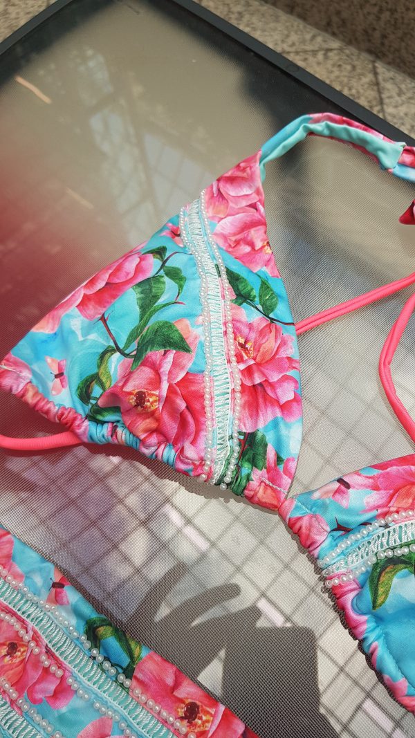 ausgefallener bikini hellblau und rosa schoen